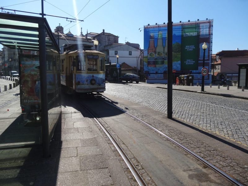 Le tram pour accéder tranquillement aux plages de Porto