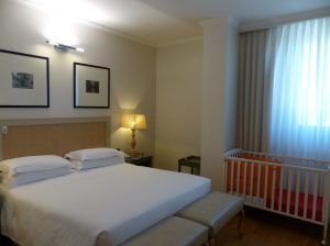 La chambre de l'hôtel Starhotels Tuscany avec le lit bébé